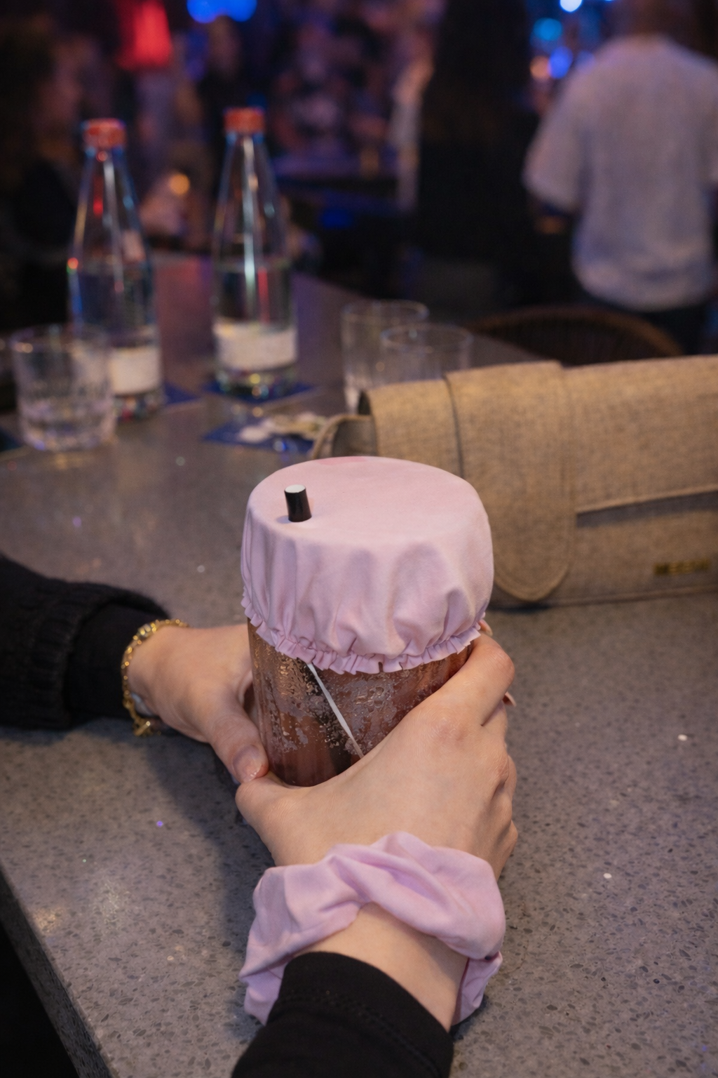 SipAngel - Scrunchie Armband mit integriertem Drink-Schutz